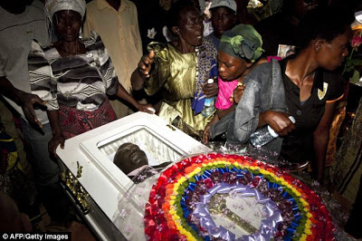 ◆同性愛者の顔写真・氏名・住所を掲載して「処刑しろ」と煽るウガンダ