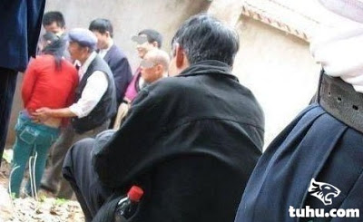 ◆中国。中年過ぎた女性が老人相手に「触らせ屋」ビジネス