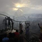 ◆ナイジェリアで飛行機が墜落。大群衆で溢れかえった事故現場