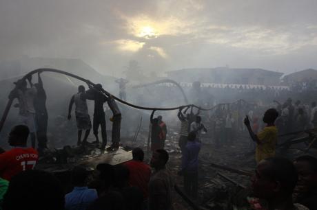 ◆ナイジェリアで飛行機が墜落。大群衆で溢れかえった事故現場