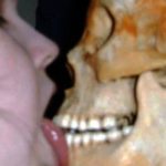 ◆人骨を愛する女性。頭蓋骨を抱き締め、頭蓋骨にキスし、舐めた