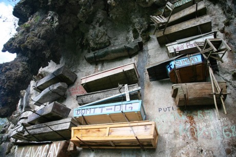 ◆フィリピン・サガダには「崖葬」という珍しい埋葬方法がある