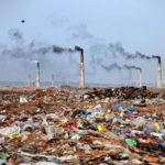 人類は総力をあげて環境を破壊し、ゴミを大量生産する文明を作り出した