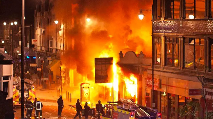 イギリスは、社会不安が「巨大暴動」という形で再燃してもおかしくない状況に