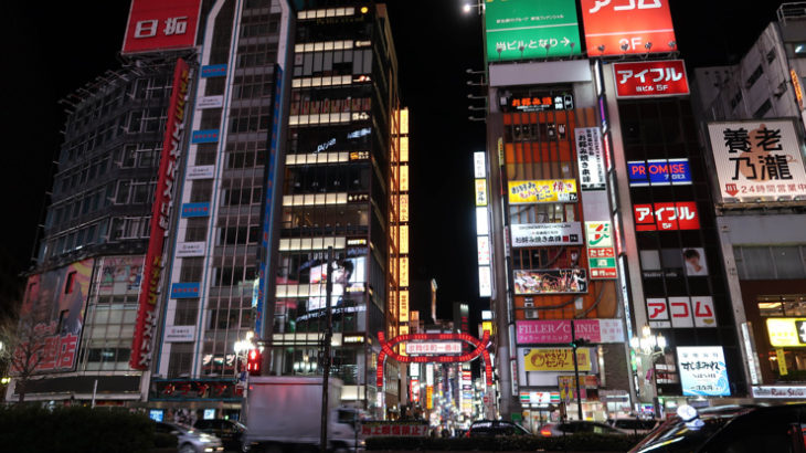◆緊急事態宣言から3日後の新宿・歌舞伎町の光景。金曜日の夜、人はまばら