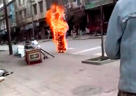焼身自殺するチベットの僧侶。燃える炎は「憤怒」の象徴だ