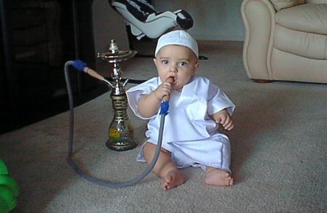 ◆手間をかけてシーシャ（水タバコ）を吸う、アラブ圏の男たち