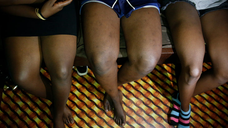 ◆ジンバブエのセックスワーカーが恐れる「制服を着たチンピラ」と現場の荒廃