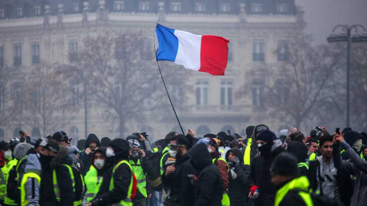 年金制度の改悪に激しく抗議するフランス人。しかし何をされても黙っている日本人