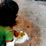 ◆インドでは、床に食事をよそわれて食べる貧困女性もいる
