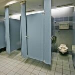 ◆アメリカの公衆トイレのドア下部の隙間が大きい理由とは